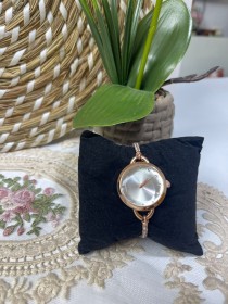 ساعات بشكل اسوارة